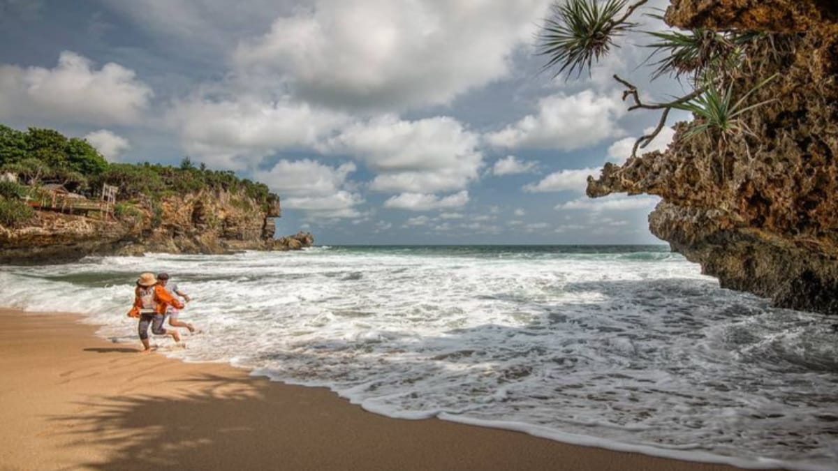 Gak Perlu Jauh-jauh ke Bali! Pesona Pantai Ngobaran, Perpaduan  Alam dan Budaya yang Mengesankan