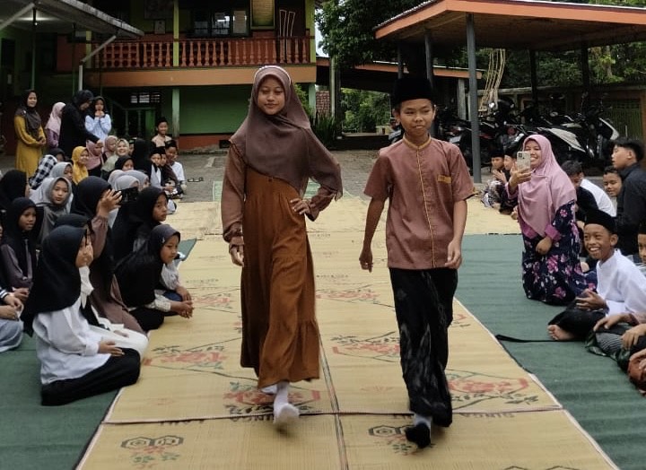 Siswa MI Al Islam Maguhondo Meriahkan Lomba Fashion Show dan Karaoke