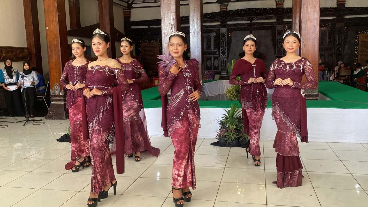 SMK Negeri 3 Magelang Tampilkan Kebaya Elegan di Pameran Nasional 2025