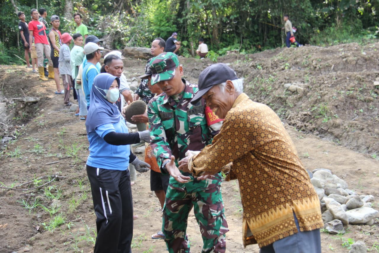Antusias Warga Bersama Babinsa Dalam Karya Bakti di Kali Kanci