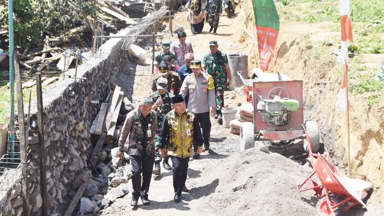 Bangun Jalan Penghubung Dua Desa di Kawasan Dieng Wonosobo