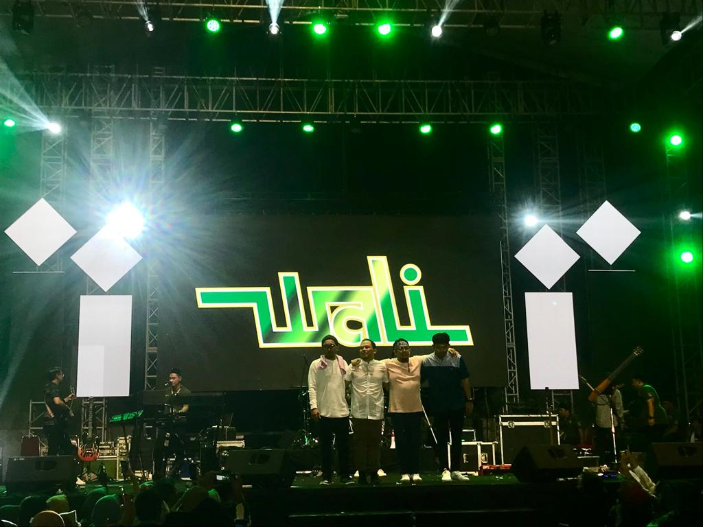 Wali Band Meriahkan Hari Santri di Tegalrejo Magelang, Ribuan Warga dan Santri Padati Lapangan