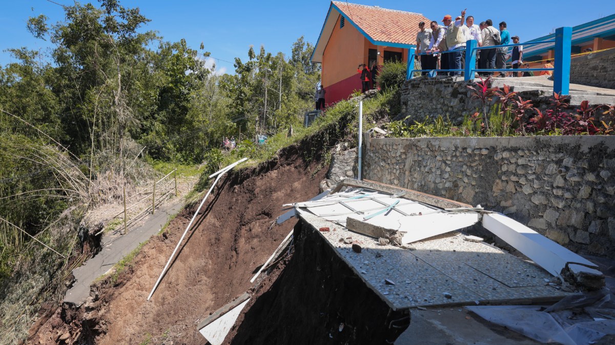 Tinjau Longsor Brebes, Ahmad Luthfi Ultimatum Pembenahan Cepat Akses Jalan dan Sekolah