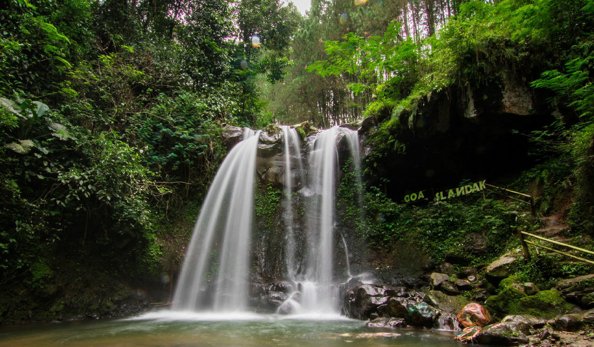 Pesona Air Terjun Goa Slandak Magelang, Tersembunyi di Tengah Hutan Pinus!