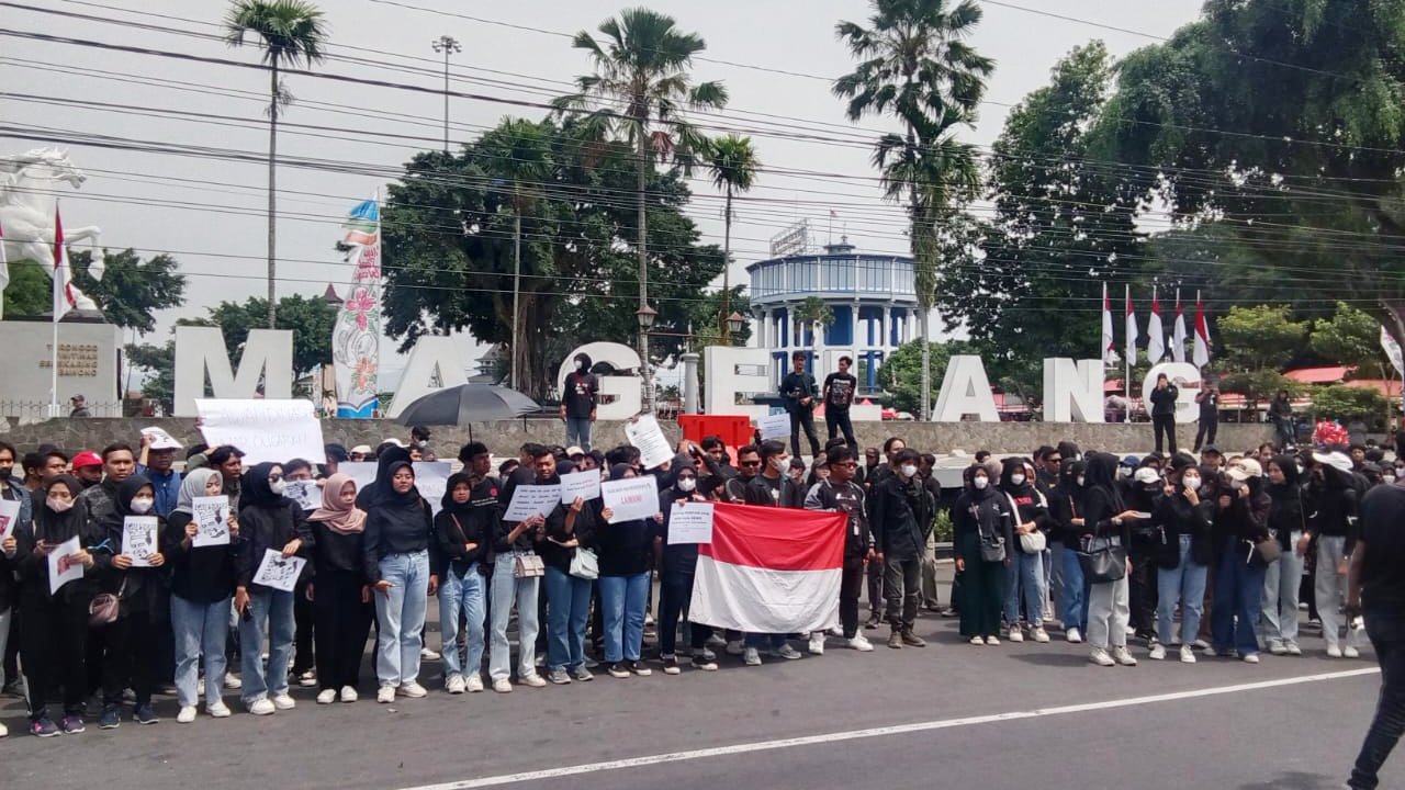 Ratusan Mahasiswa Magelang Unjuk Rasa di Bawah Patung Diponegoro, Protes Pemerintah Ciderai Konstitusi