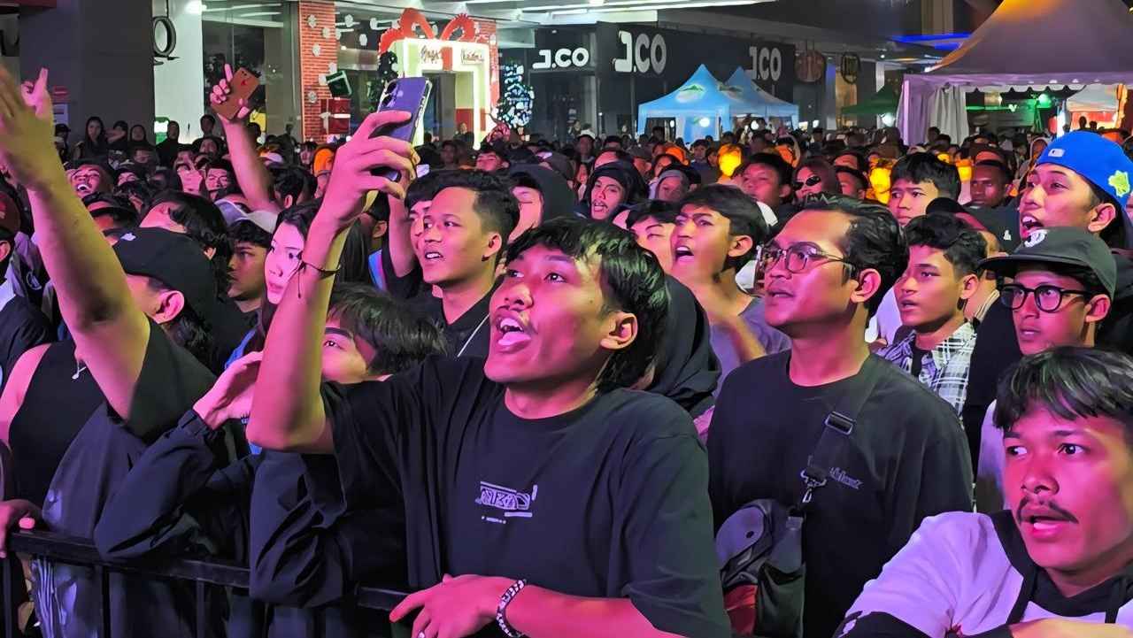 Meski Tanpa Kembang Api, Ribuan Pengunjung Tetap Padati Artos Mall Magelang di Malam Tahun Baru