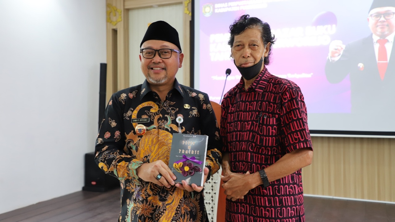 Buka Bazar Buku, Pjs Bupati Terima Buku Karya Budayawan Purworejo