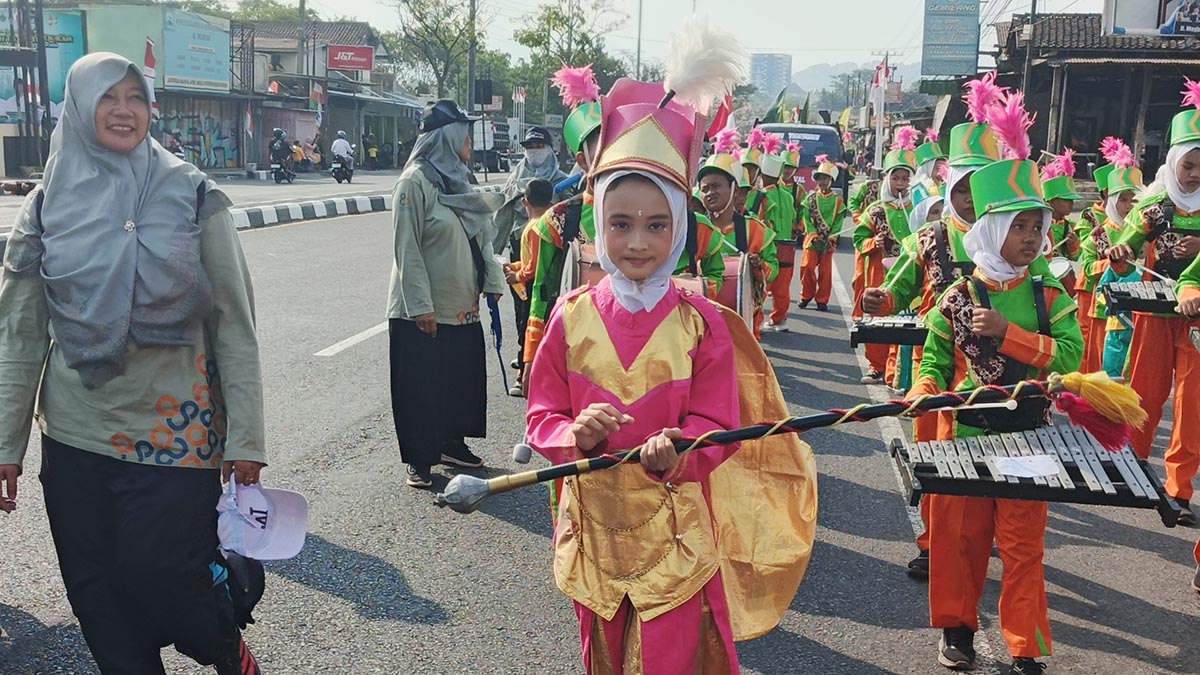 Tampil Memukau di Karnaval Desa, Marching Band Baskara Muda Bangun Karakter Siswa MI Muhammadiyah Danurejo