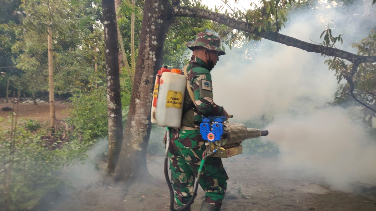 Ada Warga Terkena DBD, Warga Borobudur Inisiatif Lakukan Pengasapan