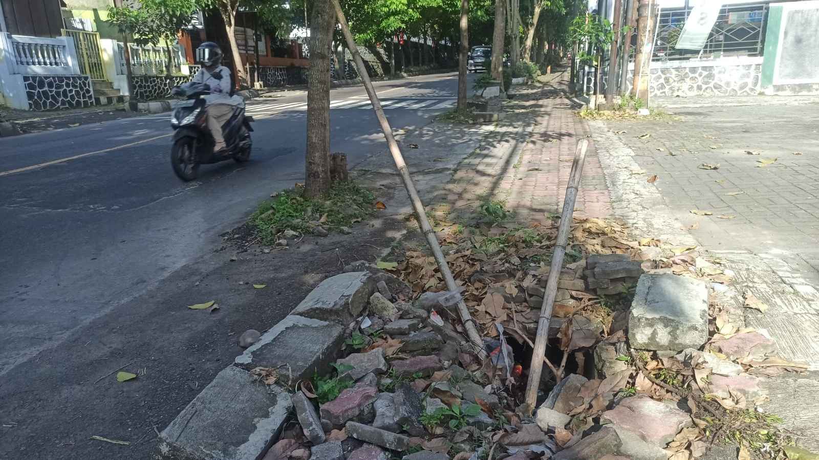 Trotoar di Temanggung Ambles! Warga Terpaksa Pasang Tanda Seadanya