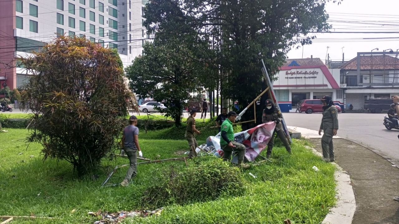 Ribuan Alat Peraga Kampanye Paslon di Kabupaten Magelang Disapubersih