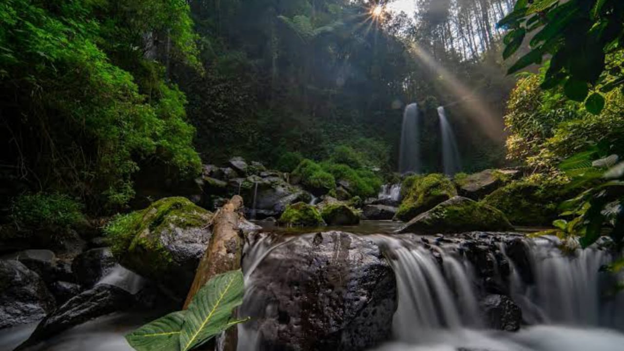 Keajaiban Alam yang Menakjubkan: Kedamaian yang Terpancar dari  Air Terjun Grenjengan Kembar di Magelang