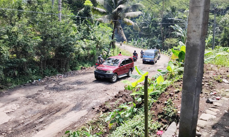 Proyek Jembatan ‘Indiana Jones’ di Ngembik Magelang Berdampak Jalan Bandongan-Windusari Rusak Parah