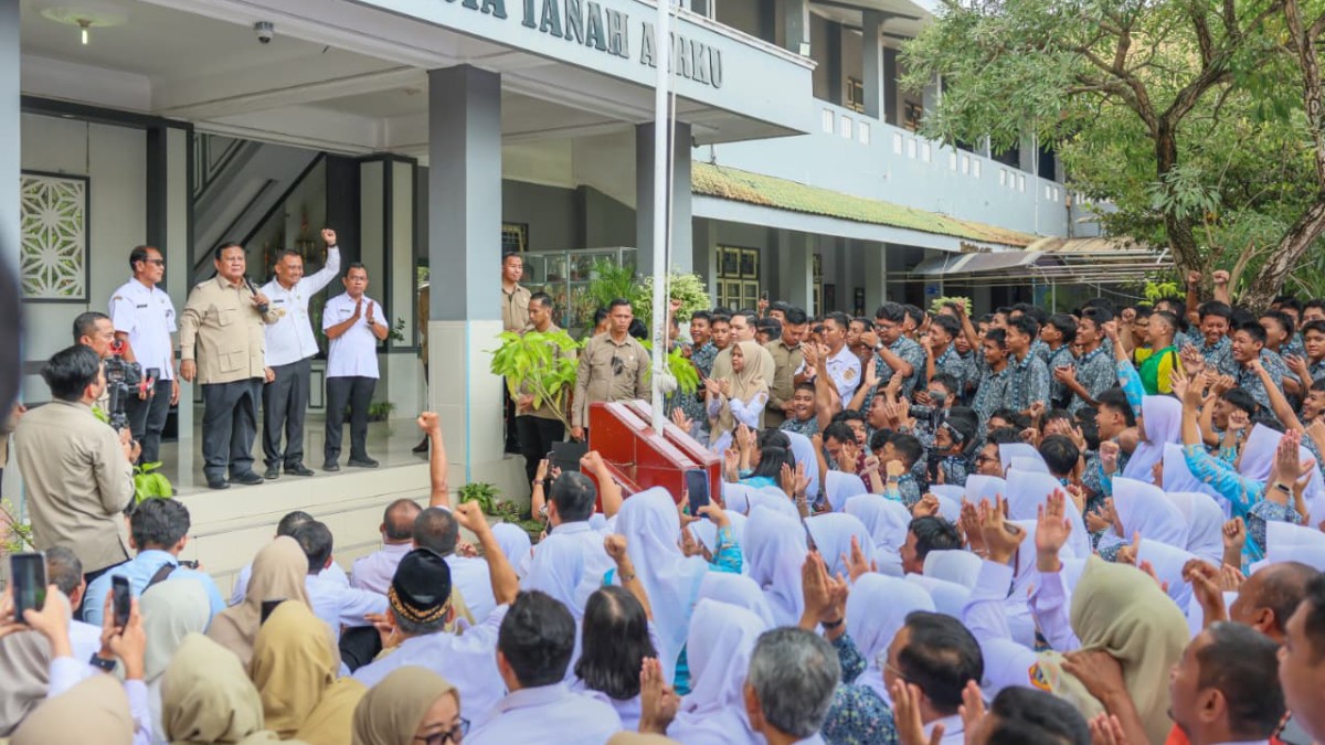 Tinjau SMA Negeri 1 Cilacap, Prabowo dan Ahmad Luthfi Pastikan Program MBG Lancar