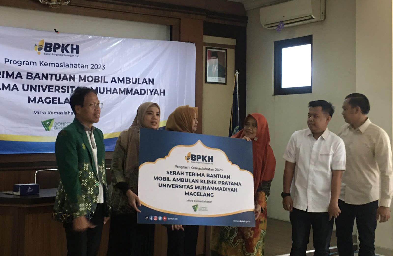 BPKH Beri Bantuan Ambulans untuk Klinik Pratama Unimma