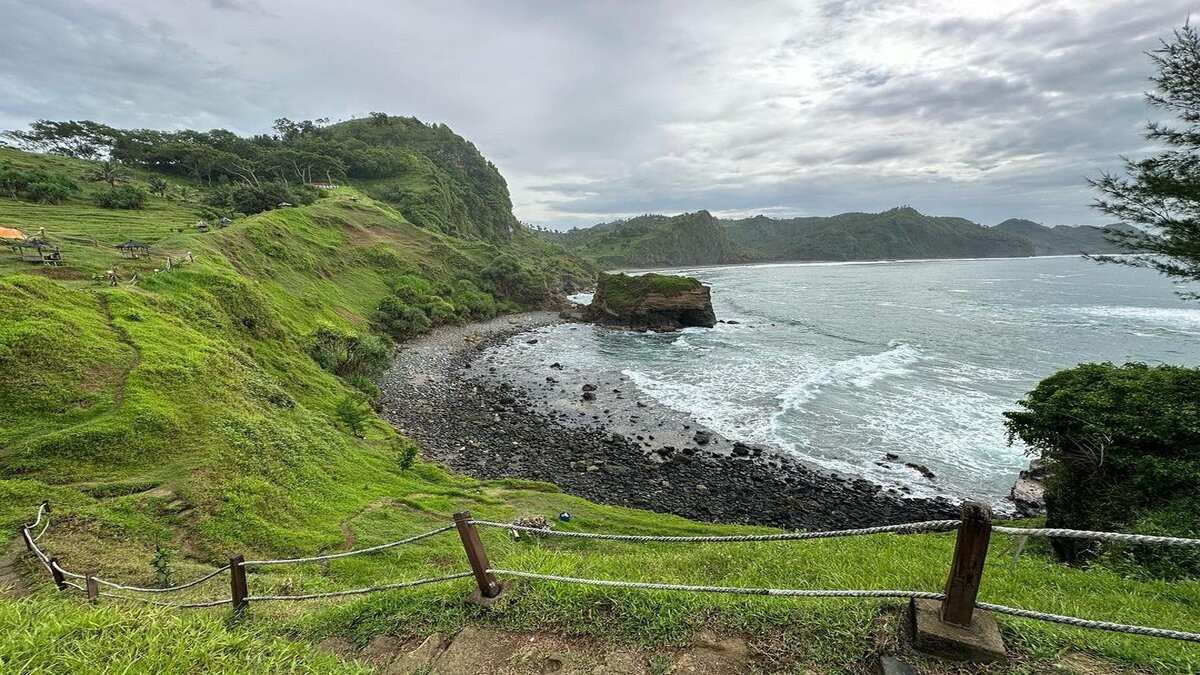 Eksotisnya Pantai Menganti Wisata Instagramble dan Paling Ramai di Kebumen