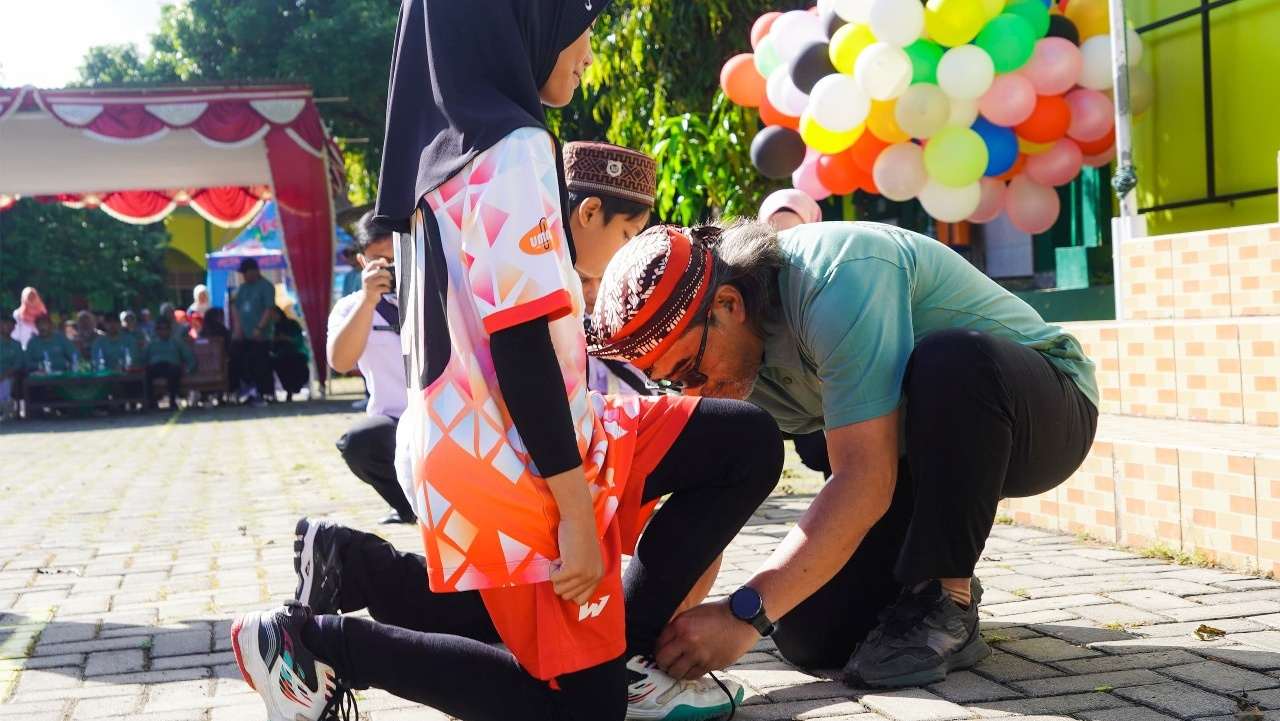 Bupati Temanggung Agus Gondrong Jongkok Perbaiki Tali Sepatu Siswi, Panen Pujian Warganet!