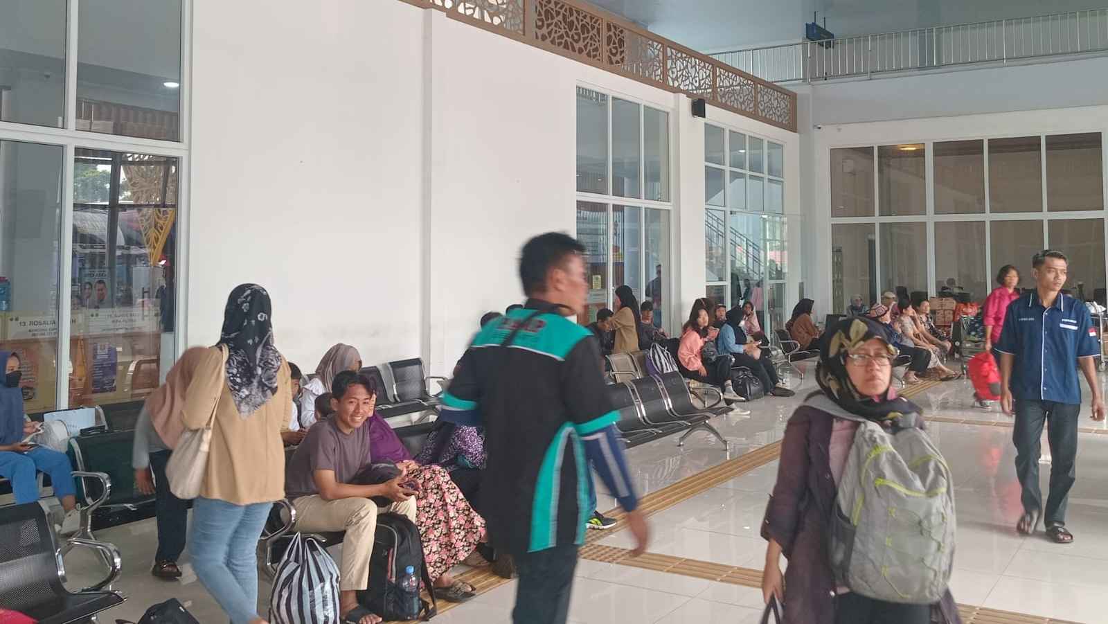 Terminal Tidar Kota Magelang Disesaki Calon Penumpang Saat Arus Balik Nataru 2025