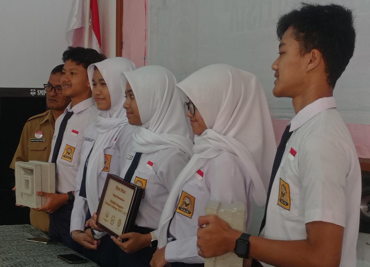 MEMBANGGAKAN! 5 Siswa SMPN 1 Wonosobo Jadi Juara Karya Ilmiah Tingkat ASEAN di Singapura