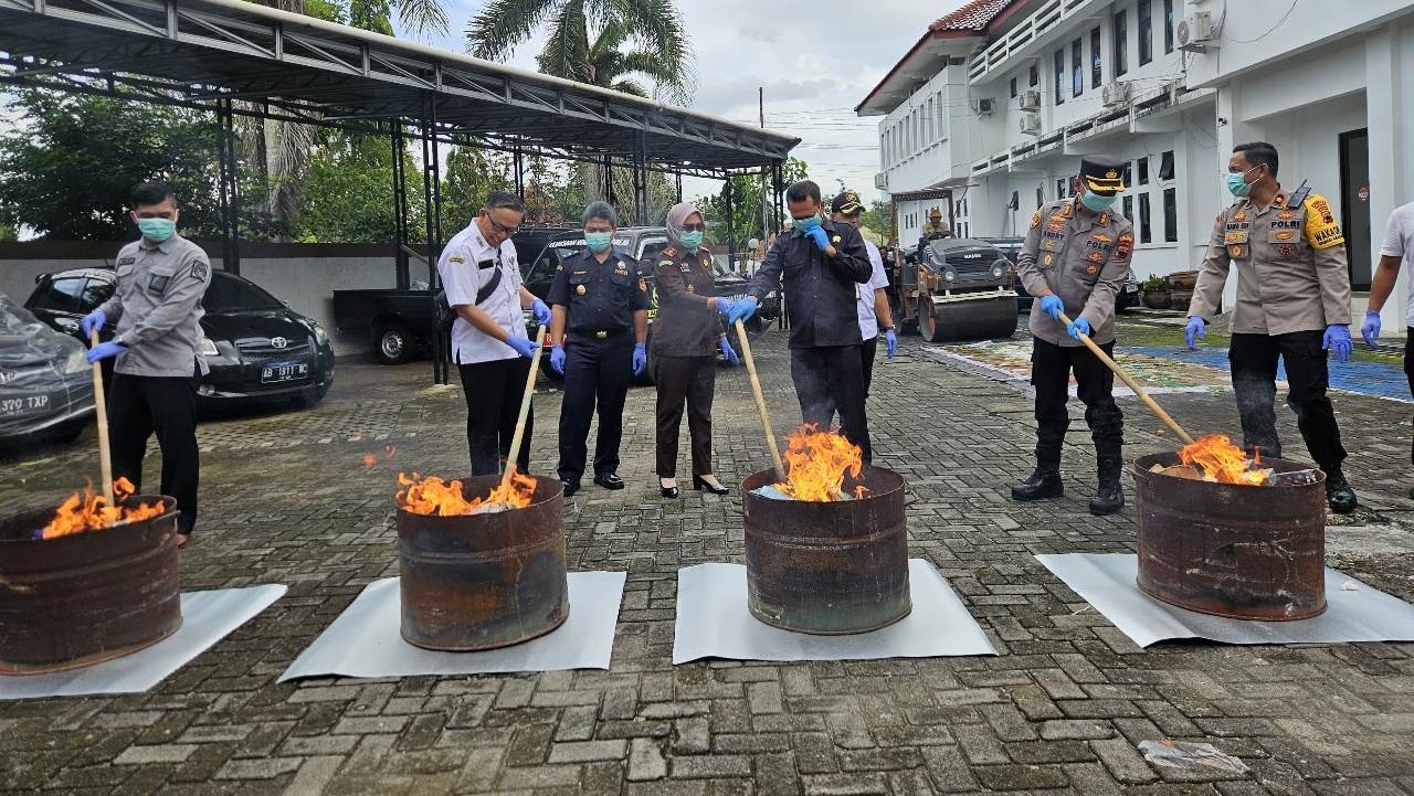 Kejari Purworejo Musnahkan Barang Bukti 49 Kasus, dari Narkotika hingga Sajam