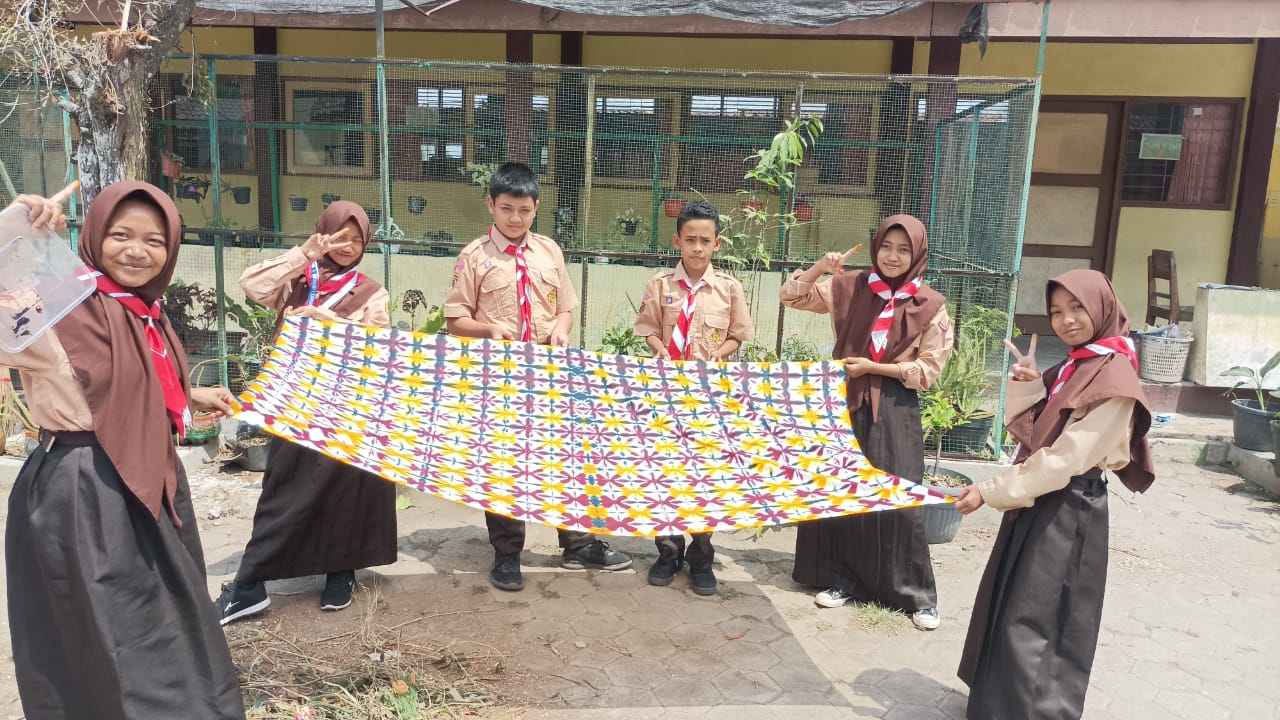 Siswa SMPN 1 Sawangan Magelang Praktik Membuat Batik Shibori dengan Teknik Lipatan Segitiga