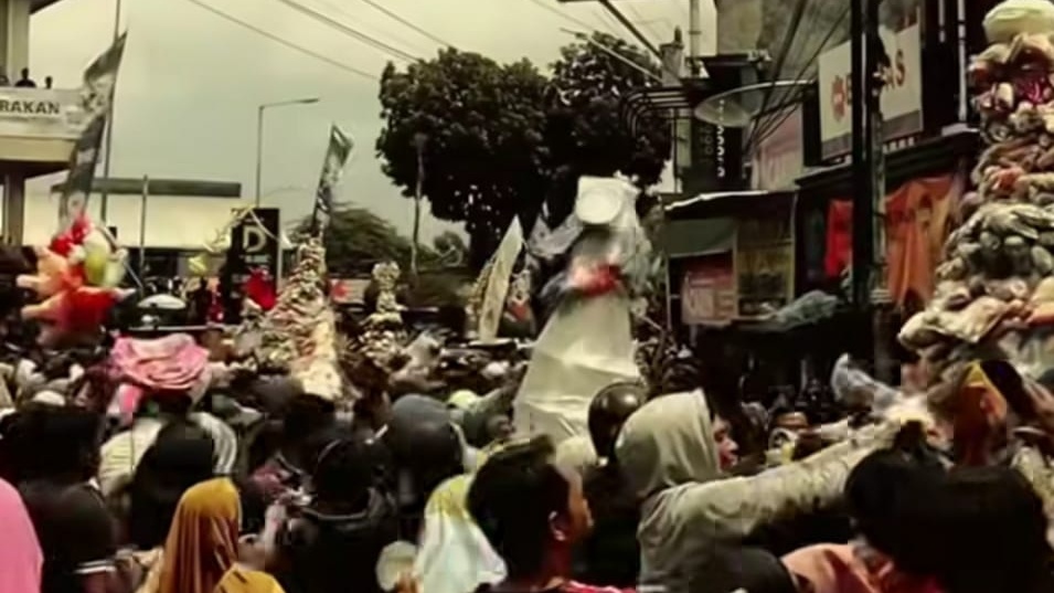 Hujan Tak Surutkan Semangat, Ribuan Pedagang Rayakan 100 Tahun Pasar Legi Parakan