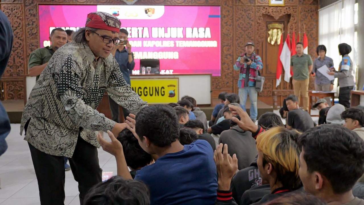 Jemput Peserta Aksi Demo yang Diamankan Polisi, Agus Gondrong: Jangan Mudah Terprovokasi!