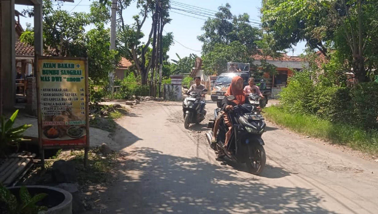 Warga Keluhkan Jalan Harjasari-Jatimulya Suradadi yang Rusak Parah