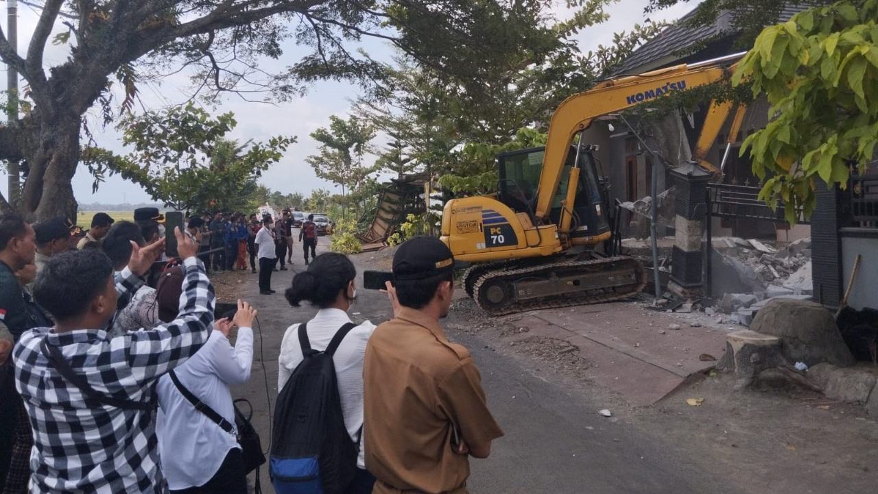 Langgar Aturan, Bangunan Tempat Karaoke dan Rumah Tinggal di Kesugihan Purworejo Dibongkar Paksa