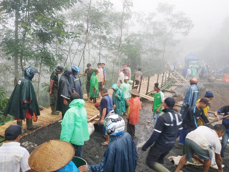 Akses Jalan Watumalang - Lumajang Wonosobo Lumpuh Total