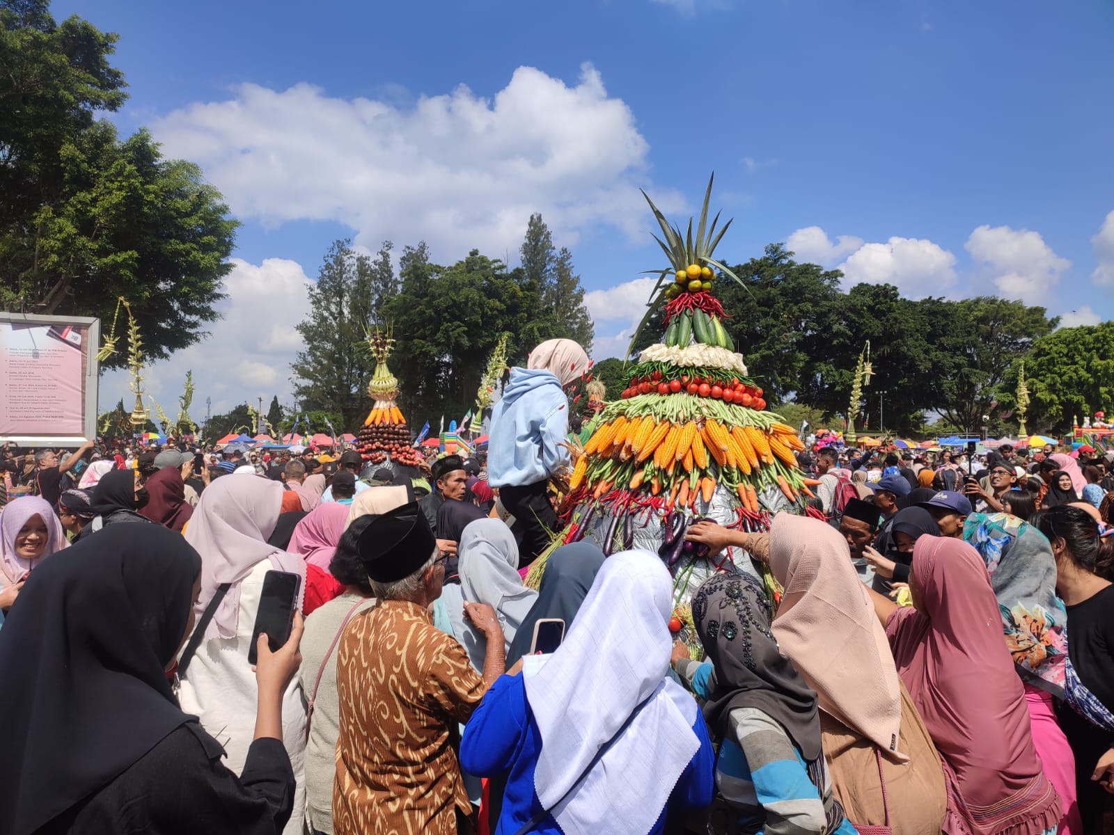 Ribuan Warga Berebut 15 Gunungan Hasil Bumi di Alun-alun Wonosobo