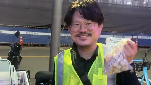 Viral Seorang Pria Asli Korea Jualan Cilok Keliling, Netizen: Gemes