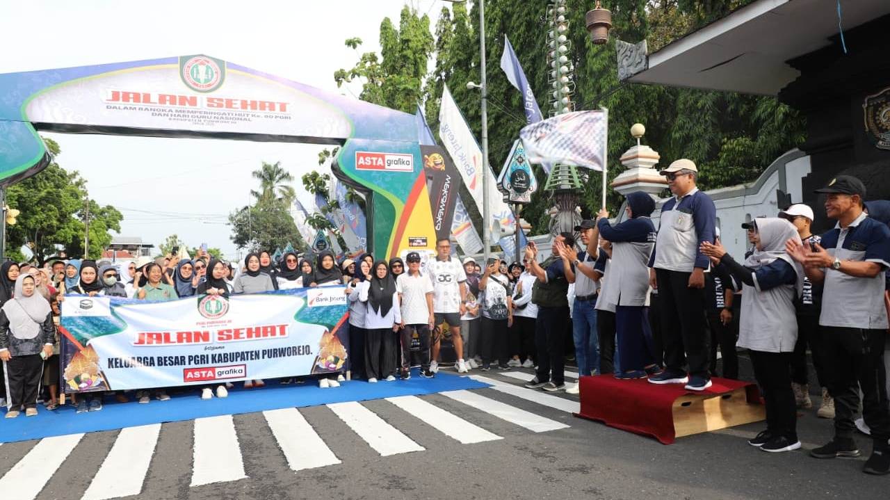 Ribuan Guru Ramaikan Jalan Sehat HUT ke-80 PGRI Purworejo, Bupati: Guru Adalah Motor Penggerak Bangsa