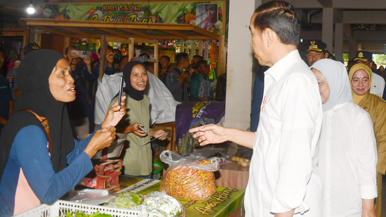 Presiden Jokowi Cek Harga sambil Belanja di Pasar Tradisional Purworejo