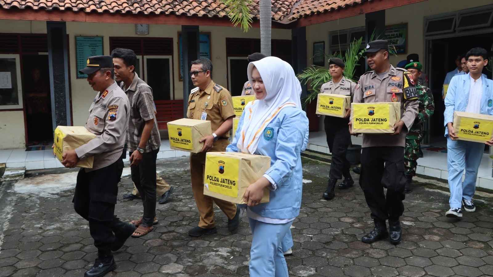 Jelang Ramadan, Polres Purworejo & Mahasiswa Kompak Bersihkan Masjid dan Santuni Lansia!