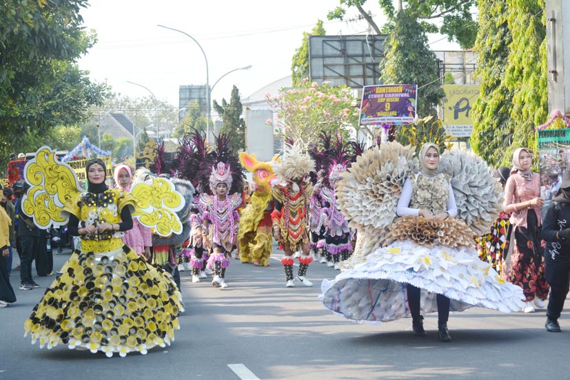 Olah Sampah Jadi Gaun, SMPN 9 Magelang Raih Juara 2 Ethno Carnival 2023