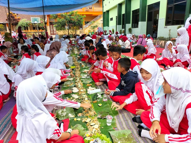 Siswa SD Kedungsari 5 Makan Bersama ‘Kembul Bujono Skadema’, yang Tidak Suka Sayur Menjadi Gemar