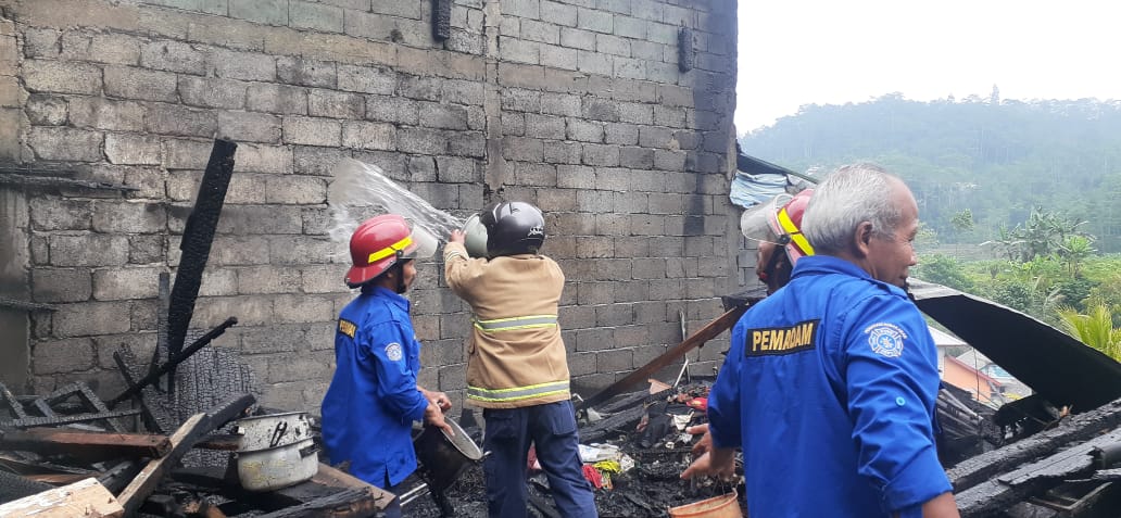 Tak Terjangkau Unit Damkar, Pemadaman Kebakaran Pakai Ember