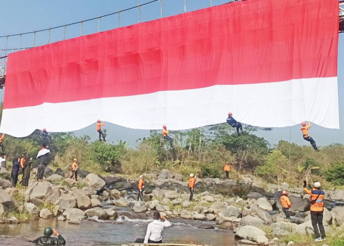 Tanamkan Jiwa Nasionalis, SMK Mipha Temanggung Kibarkan Bendera Raksasa di Jembatan Sangkil