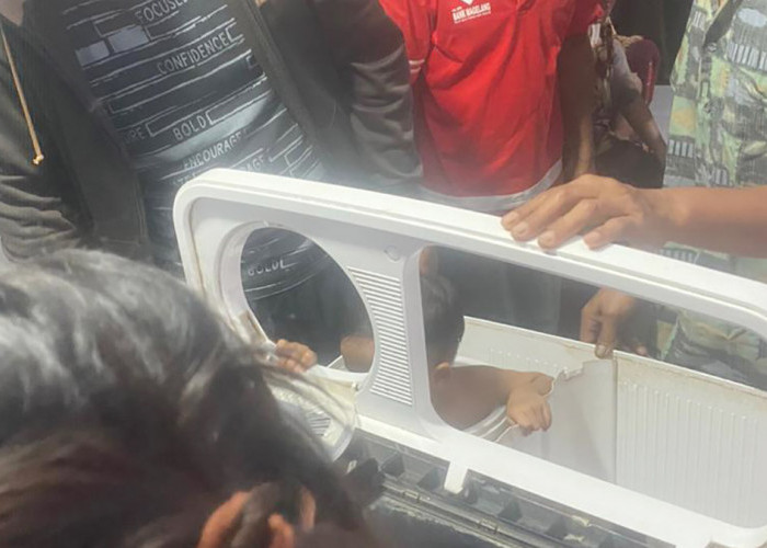 Dramatis, Damkar Kota Magelang Bongkar Mesin Cuci demi Evakuasi Balita yang Terjepit