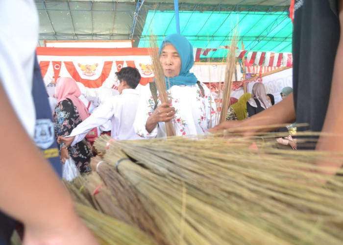 Ribuan Warga di Magelang Berburu Sapu Lidi Khas Lereng Merapi di Pameran Eksposisi Srumbung