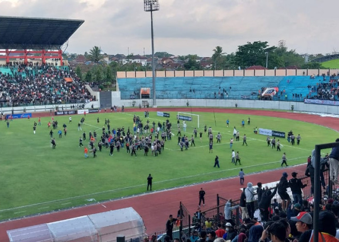 Suporter memasuki lapangan saat pertandingan antara PPSM melawan Persitema memasuki masa injury time di Stadion Moch Soebroto, Minggu 25 September 2022