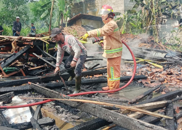 Siang Bolong, Satu Unit Rumah di Wonosobo Hangus Terbakar