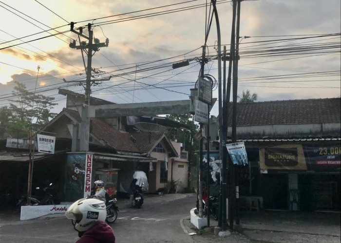 Semrawut, Kabel di Jalan Banyurojo-Purworejo Tidak Beraturan, Warga: Minta Segera Ditertibkan