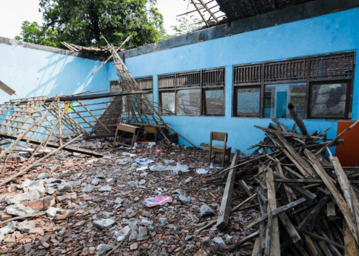 Taj Yasin Gerak Cepat Bantu Perbaikan MTs Muhammadiyah 4 Sragen yang Roboh