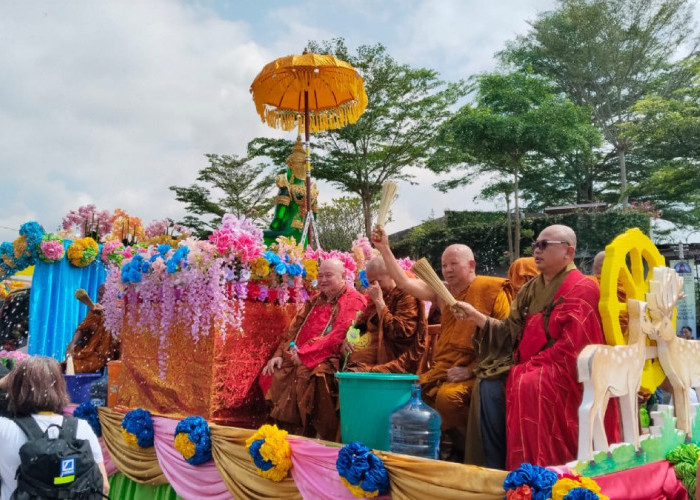 Ribuan Umat Buddha Ikuti Kirab Waisak 2570 BE dari Mendut ke Borobudur, Bawa Pesan Damai