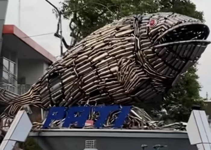 Viral! Ribuan Knalpot Brong Hasil Razia Satlantas jadi Monumen Bandeng di Pati!