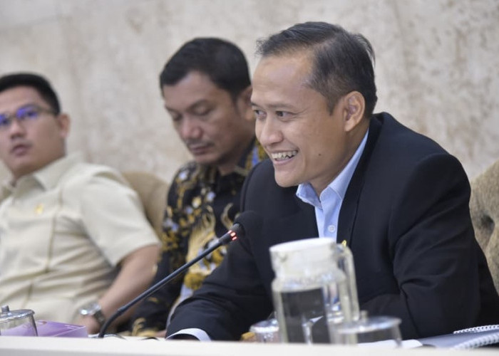 Seragam Training dan Pendidikan di Tengah Jurang Sosial