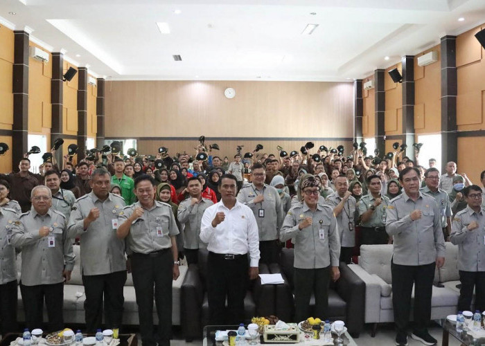 Menteri Pertanian Andi Amran Sulaiman didampingi Kepala BPPSDMP), Dedi Nursyamsi saat melepas secara simbolis Mahasiswa Polbangta dan PEPI di Bogor, Jawa Barat