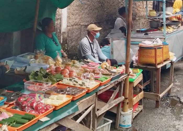 Spot Berburu Takjil Terlengkap! Pasar Entho Parakan Temanggung Jajakan Beragam Makanan Tradisional yang Lezat
